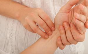 Cosmetic Acupuncture Melbourne 6 Chinese medicine pulse diagnosis at Almond Wellness Centre in Melbourne