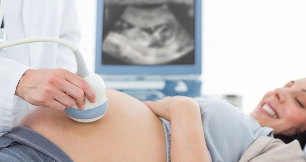 受孕的最佳时机 1 Check pregnancy on a woman's abdomen