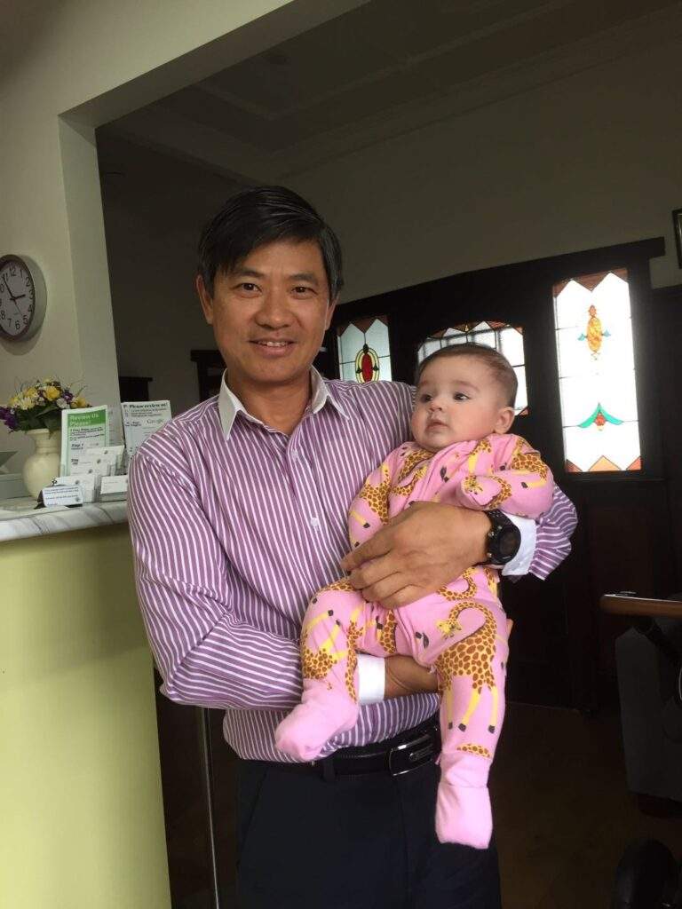 中医针灸师曾医生 | 墨尔本助孕与生育专家 5 Acupuncturist Richard Zeng with baby