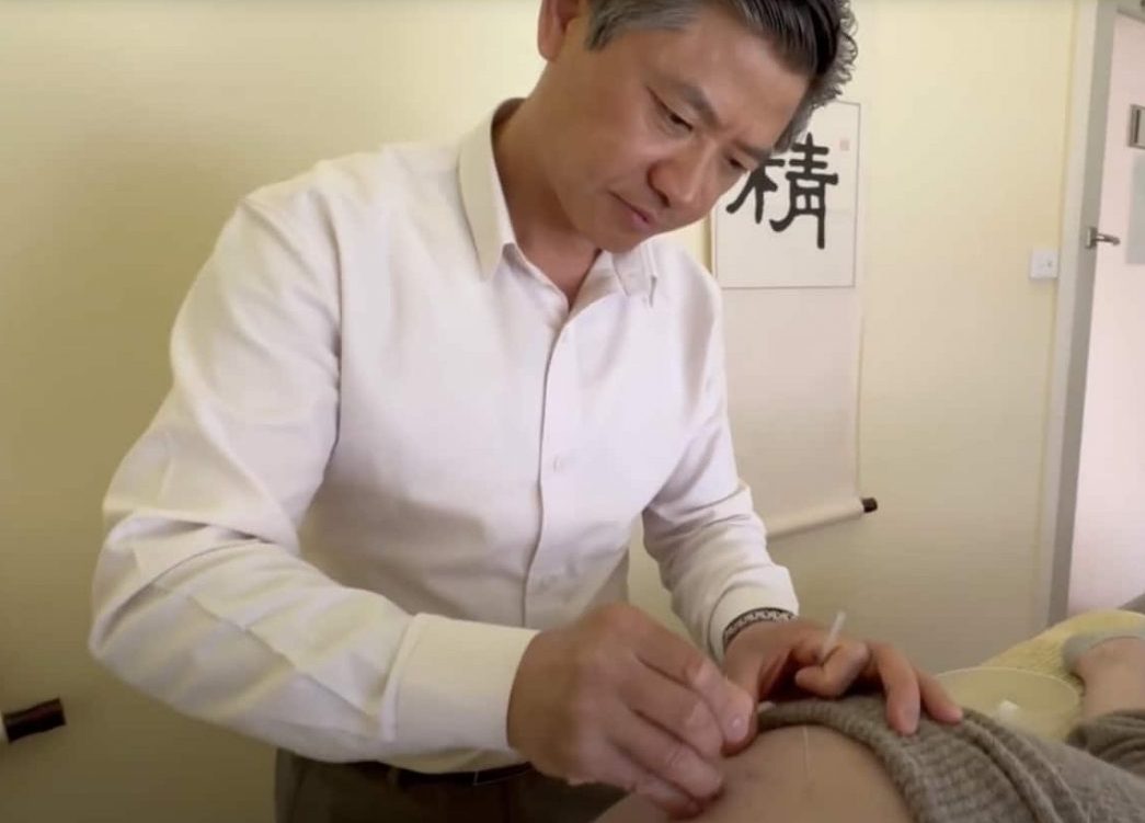 Acupuncture For Pelvic Girdle Pain in Melbourne 1 Dr. Richard Zeng practicing acupuncture treatment for pelvic girdle pain during pregnancy.